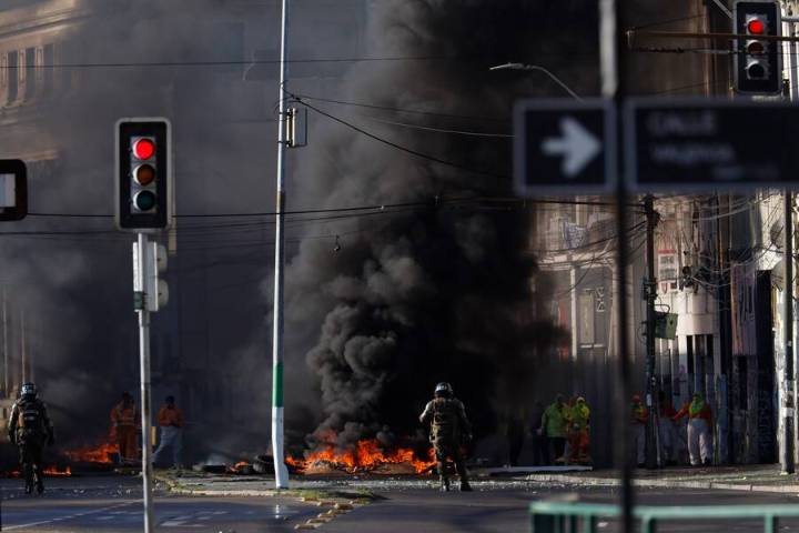 Nueva jornada de manifestaciones con barricadas de los portuarios en Valparaíso