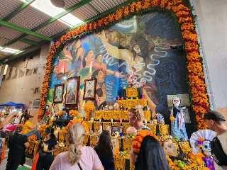 Instalan mega altar en mercado 20 de Noviembre para honrar a las almas