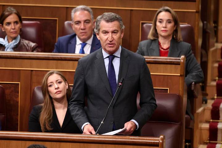 Feijóo acusa a Sánchez de no dar explicaciones y dice que no puede seguir gobernando quien debe «silencio» a Ábalos