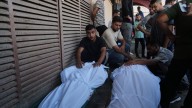 Israel sigue bombardeando Gaza y mata a decenas de personas, pese a los llamados de Trump