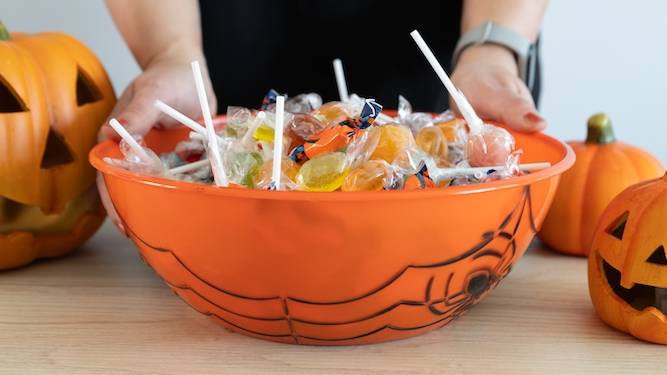 A white home counties roadman an' him's crew get bare nuttin' trick or treatin' n ting