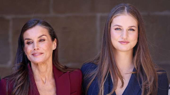 El vestido de Adolfo Dominguez que la reina Letizia y la princesa Leonor comparten pero en diferente color