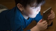 Una ley podría obligar a los padres a entregar un smartphone a sus hijos