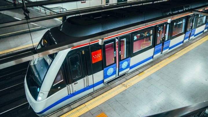 Las redes buscan un jersey perdido en el Metro de Madrid con gran valor sentimental