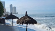 Más que contaminación por destrucción de palapas, oleaje deja erosión en las playas: Operadora de Playas
