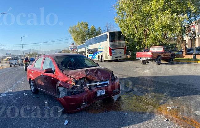 Cambia de carril sin precaución y ocasiona accidente sobre V. Carranza; hay tres lesionados y caos vial
