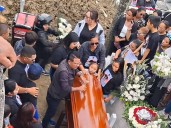 Repartidor cae en una fosa durante un funeral en Ecuador y el video se vuelve viral