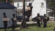 Macabra decoración de Halloween: Arrestan a hombre de Kentucky tras mencionar a funcionarios locales en bolsas para cadáveres