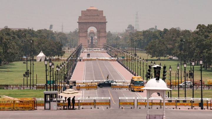 Delhi air pollution level up with AQI touching 169