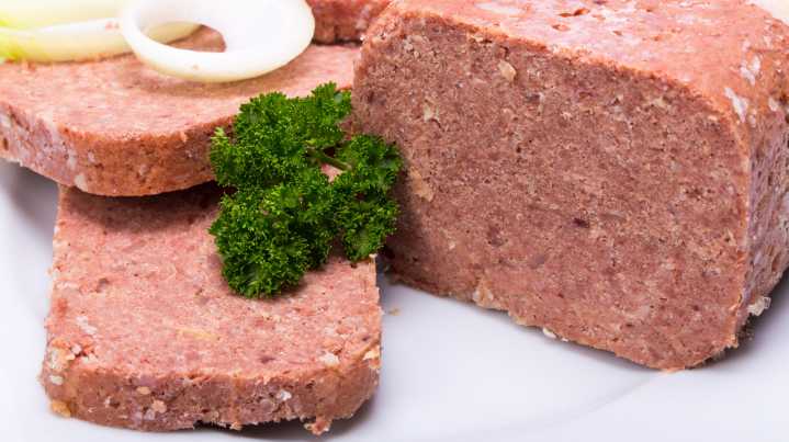 Use Canned Corned Beef To Create A Flavorful Jamaican Classic