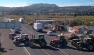 Caos en 31 carreteras del país por bloqueos de agricultores