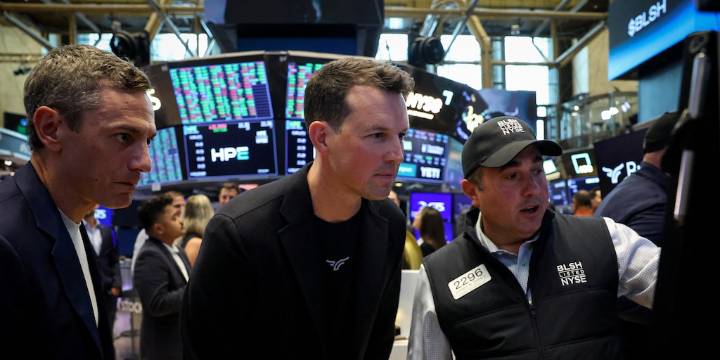 Mercados: después de la euforia por el apoyo de EEUU, hay toma de ganancias para las acciones argentinas en Wall Street