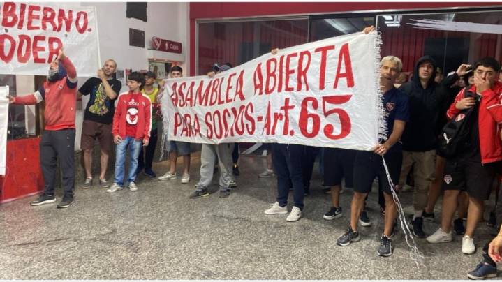 Independiente, al rojo vivo: cientos de hinchas protestaron contra la dirigencia en pleno caos futbolístico