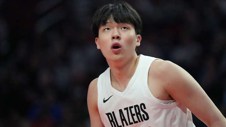 Trail Blazers’ Yang Hansen gifts Warriors fan signed shoes