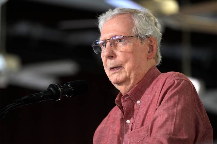 El senador Mitch McConnell se cayó cuando iba a votar en el Senado