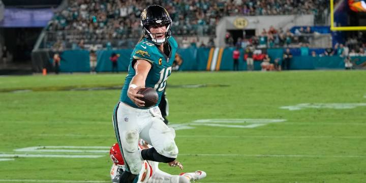 Trevor Lawrence, Jaguars overcome late Chiefs rally to win 31