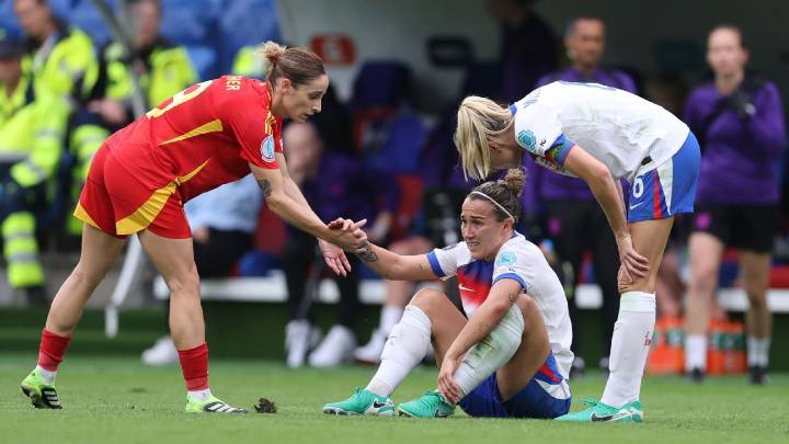 England hero Lucy Bronze set for Chelsea WSL return