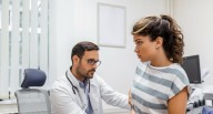 Dolor abdominal: cuándo puede ser señal de problemas en la vesícula o el páncreas