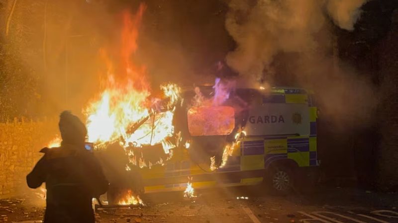 Manifestantes antinmigrantes queman furgoneta policial en Dublín después del ataque a una joven