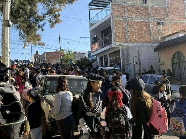 Padres de familia cierran escuela en Aguascalientes por robo de cuotas escolares