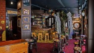 Así es el bar de Málaga favorito de los amantes del 'Señor de los Anillos': con hobbits y gigantescos árboles de la Comarca