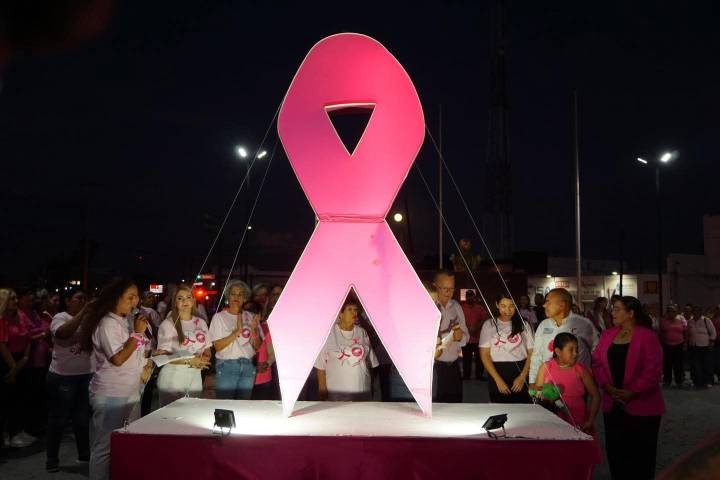 REAFIRMA ALCALDE TODO SU APOYO A LA LUCHA Y SENSIBILIZACIÓN CONTRA EL CÁNCER DE MAMA EN EL ENCENDIDO DEL LISTÓN ROSA