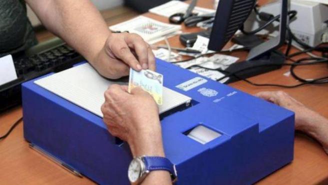 ¿Tienes más de 70 años? El BOE te obliga a renovar el DNI permanente