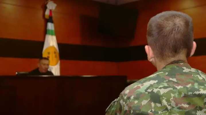 “Condenan a dos suboficiales por abandonar su puesto mientras custodiaban al expresidente Santos”