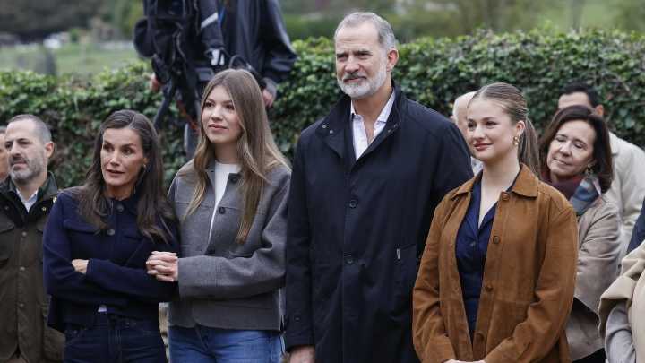 Sidra, embutidos, bolos y una petición fuera de la agenda oficial: así ha sido la visita de los Reyes y sus hijos a Valdesoto, Pueblo Ejemplar de Asturias 2025