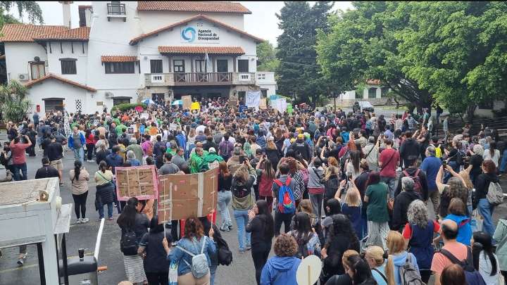 Andis: manifestantes irrumpieron en las oficinas y exigen pago y actualización de aranceles y la Ley