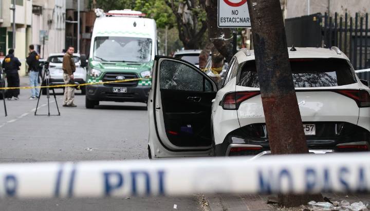 Funcionario de la PDI baleó a sujeto que apedreó su vehículo en centro de Santiago: está en riesgo vital