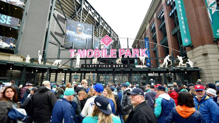 Nearly 200,000 fans pack Seattle for sports weekend