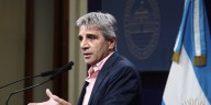 Caputo aseguró que el dólar se va a mantener dentro de la banda, pero se negó a señalar un precio