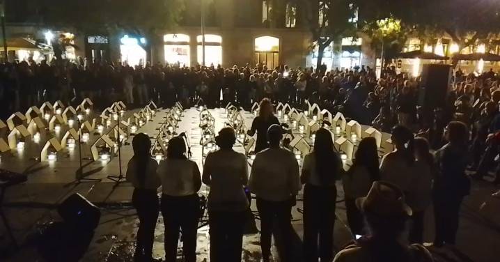 Música y una casa de cartón para quienes han muerto en la calle