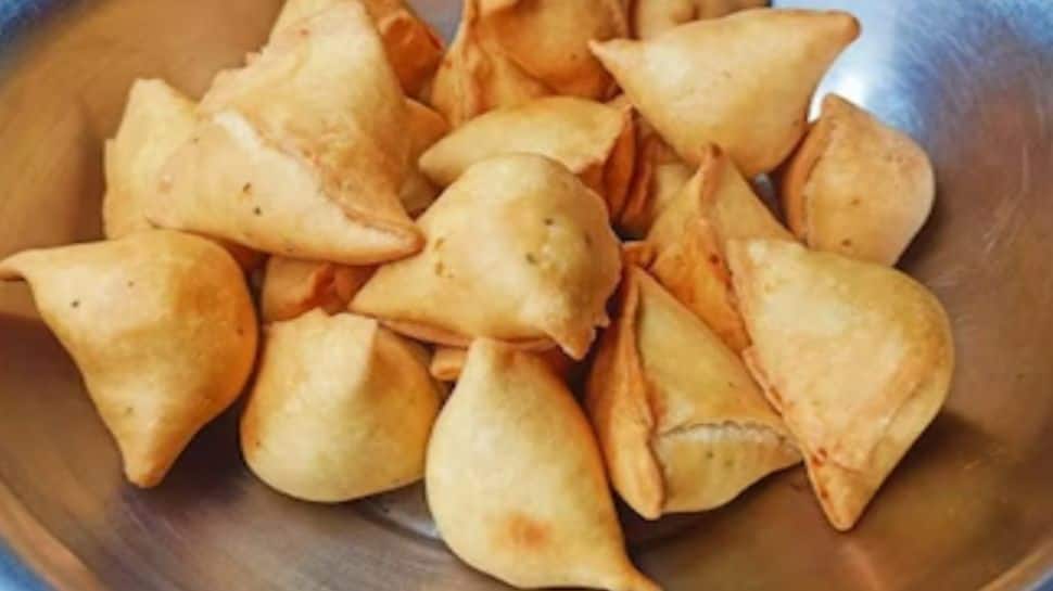 In Aligarh, Get World’s Smallest 22g Samosa – Take One Bite, Enjoy Endless Flavour
