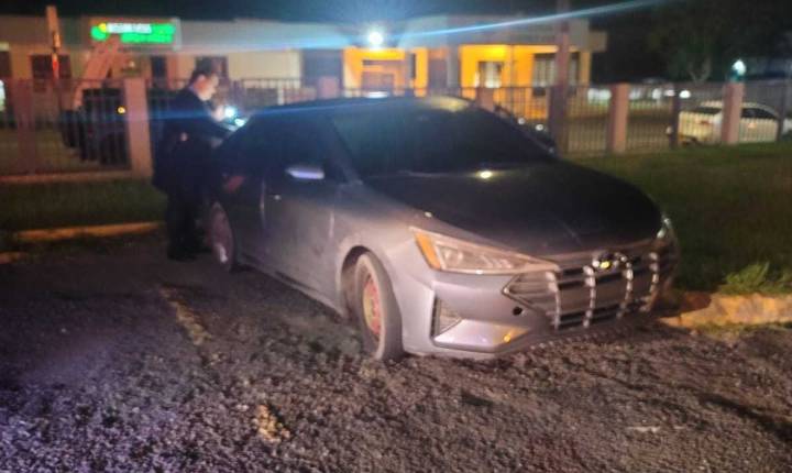 Joven llega a la comandancia de Mayagüez con cadáver de mujer en asiento del pasajero