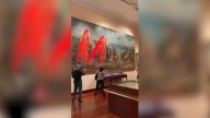 Dos activistas de Futuro Vegetal arrojan pintura roja al cuadro 'Primer homenaje a Cristóbal Colón' del Museo Naval de Madrid