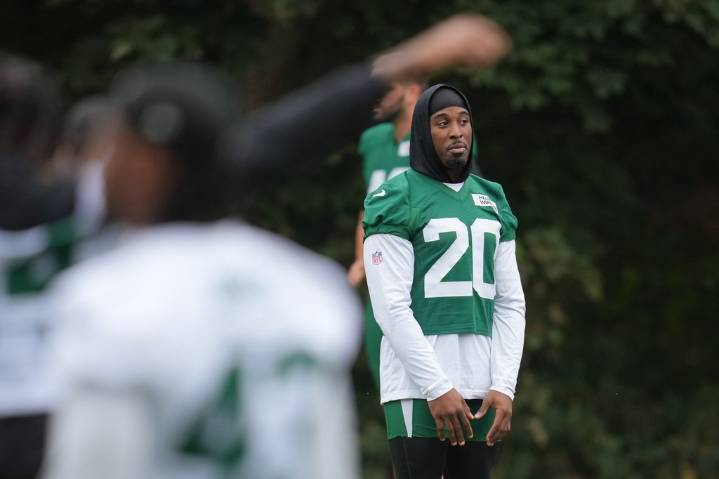 Breece Hall’s cryptic post stirs trade rumors. Jets coach says he doesn’t want to deal running back