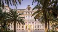 La singular historia de la corona gigante que luce en la fachada del único hotel cinco estrellas Gran Lujo de Málaga: “Devolverle lo que era suyo”