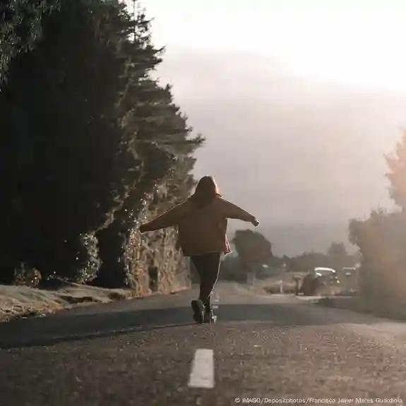 Caminar hacia atrás: los beneficios que pocos conocen