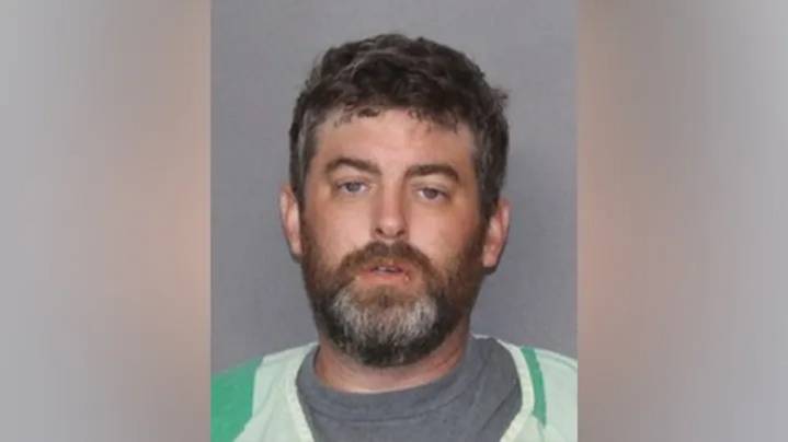 Hallan muerta a una docente en su casa en Texas: su esposo fue detenido por asesinato