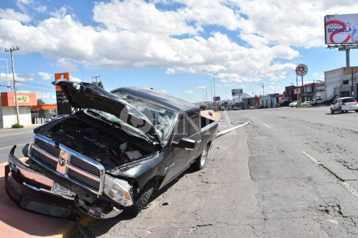 Accidente en la Tecnológico: derriban poste de alumbrado