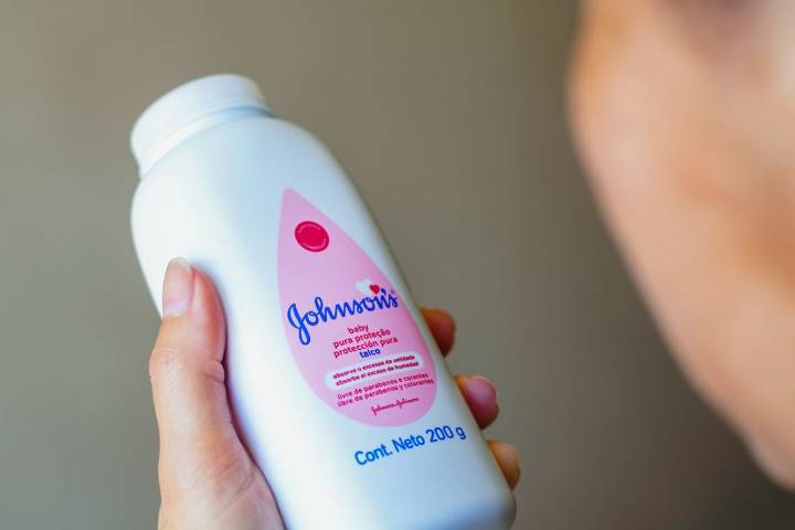 Miles de personas denuncian a J&J por vender talco para bebé con un tóxico cancerígeno