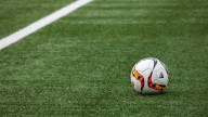 Un futbolista se rompe el cuello en China tras chocar contra valla publicitaria