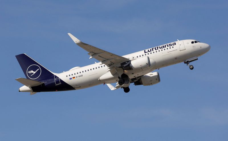 Lufthansa reports slightly stronger