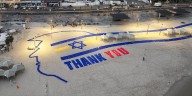 “Gracias”: los israelíes desplegaron una impactante imagen en la playa de Tel Aviv para dar la bienvenida a Trump