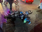 Motociclista choca por alcance contra camioneta y resulta lesionado en Tepic