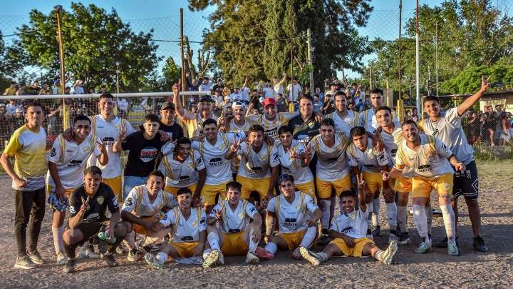 Asociación Rosarina de Fútbol: Pablo VI se puso el traje de candidato al título en la A
