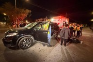 Saltillo: conductora quita derecho de paso a jóvenes motociclistas, proyectándolos contra un auto