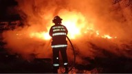 Tráiler se incendia en Calzada Lázaro Cárdenas; conductor logra sobrevivir con quemaduras en rostro y manos